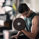 Orang berolahraga di gym untuk kebugaran dan kesehatan